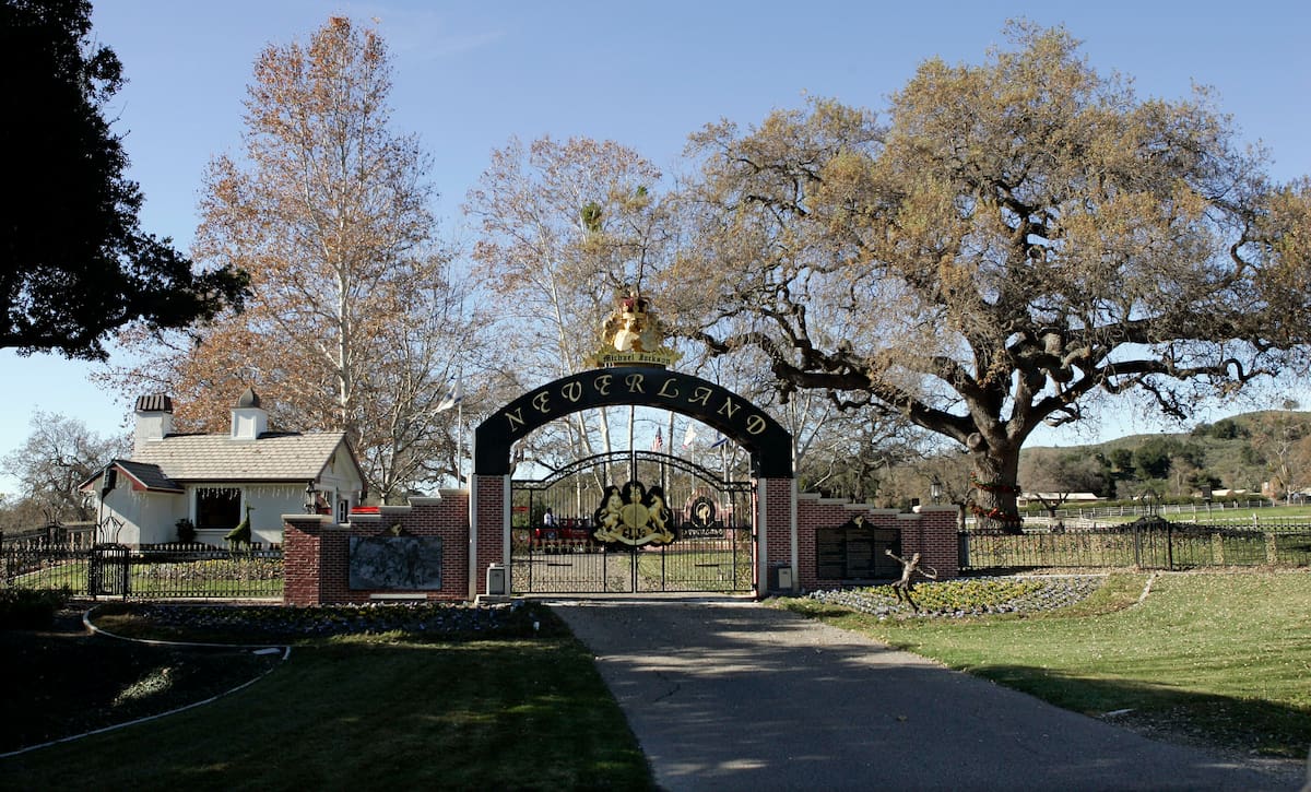 ARCHIVO - Esta fotografía de archivo del 17 de diciembre de 2004 muestra la entrada trasera a la finca Neverland de Michael Jackson en Santa Ynez, California. (AP Foto/Mark J. Terrill, archivo)