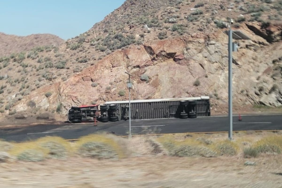 Vientos “vuelcan” camiones en La Rumorosa