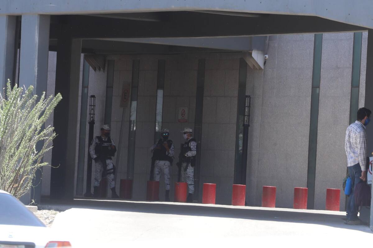 Reportan presunta amenaza de elemento de GN a empleada frente a clínica 14 del IMSS
