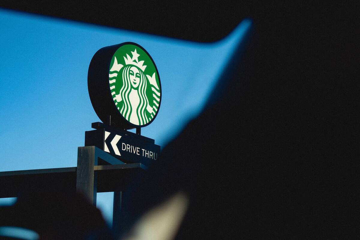 Starbucks impulsa la sostenibilidad permitiendo a sus clientes llevar sus vasos personales