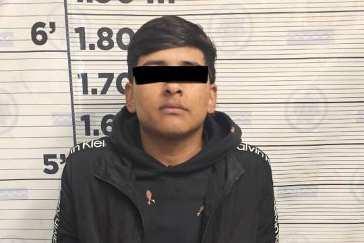 Detienen en Rosarito a joven que orinaba en la vía pública; traía un arma