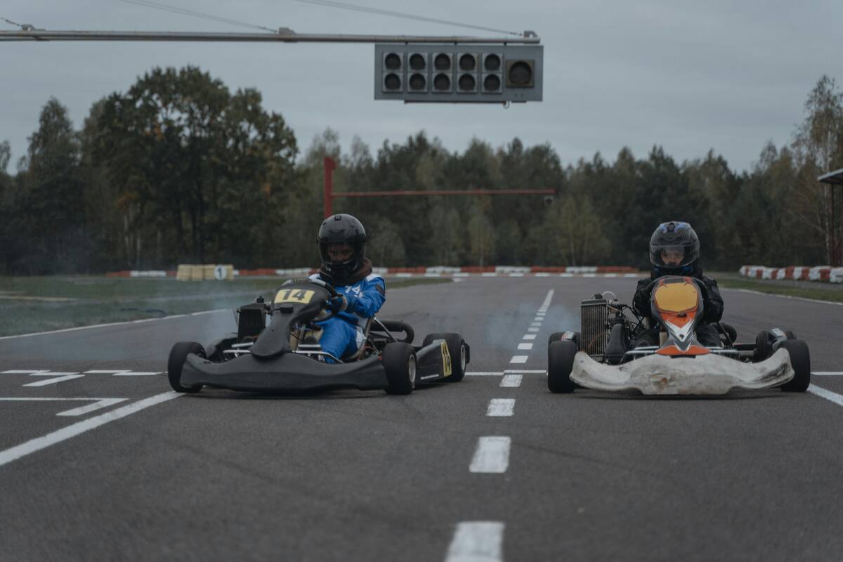 Padre construye pista de go-karts en su patio para cumplir el sueño de su hijo de ser piloto; vecinos exigen su demolición