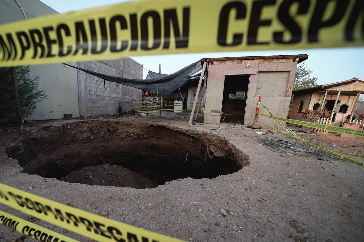Aparece socavón en Cuauhtémoc Sur