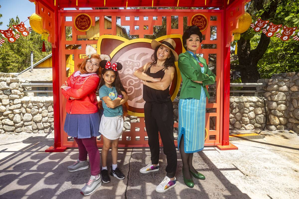 Alessandra Rosaldo visita Disneyland Resort