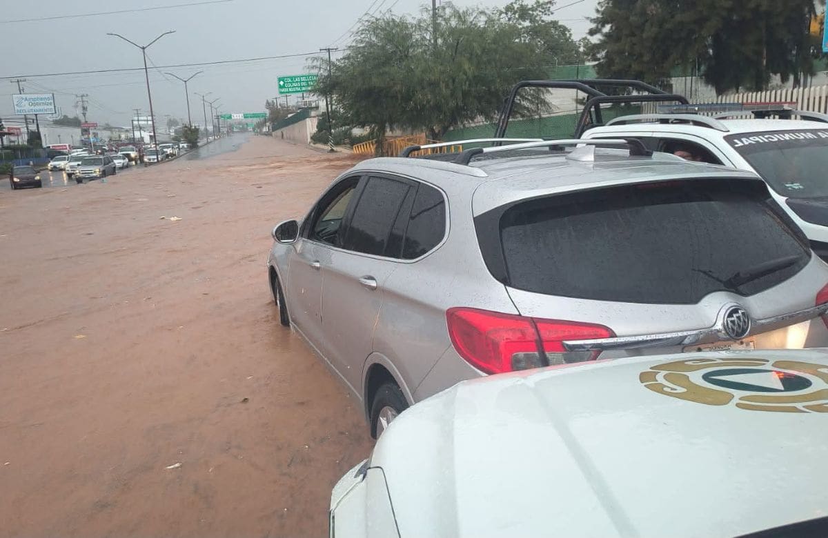 Autoridades llevaron a cabo el rescate de dos personas que se encontraban atrapadas en la avenida Nuevo Nogales. | Crédito: Coordinación Estatal de Protección Civil