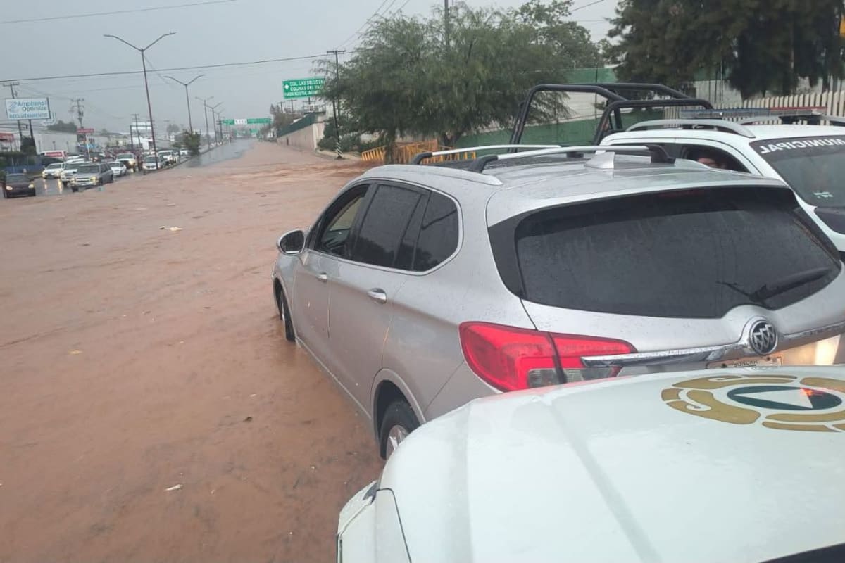 Vehículos varados y dos personas rescatadas tras fuertes lluvias en Nogales, autoridades emiten alerta y recomiendan no cruzar estas vialidades