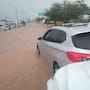 Vehículos varados y dos personas rescatadas tras fuertes lluvias en Nogales, autoridades emiten alerta y recomiendan no cruzar estas vialidades