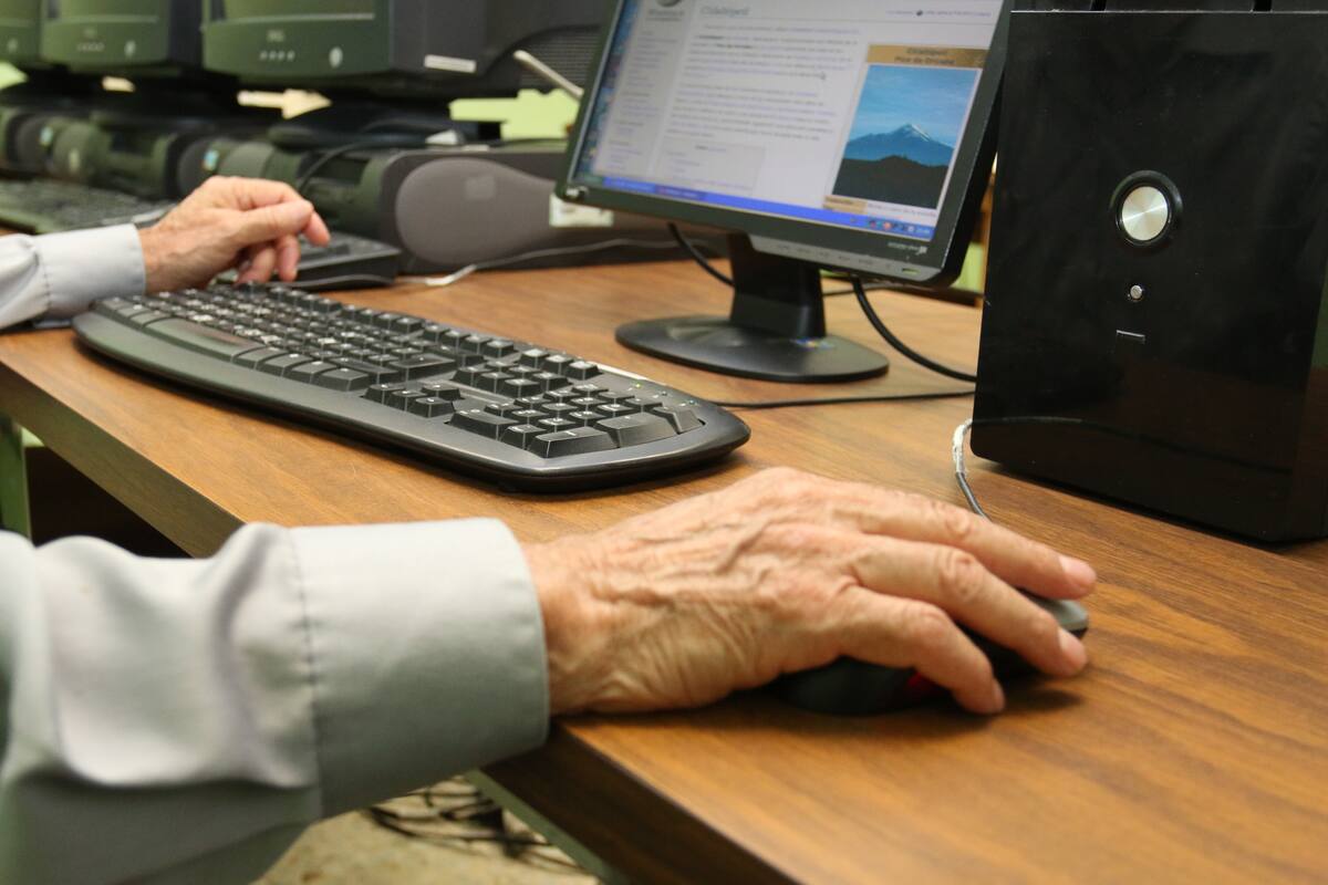 Unison enseña computación a adultos mayores