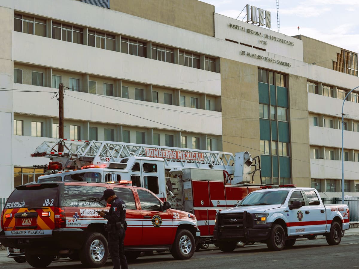 Bomberos acudieron al Hospital General de Zona No. 30 del IMSS tras un reporte de conato de incendio, lo que orilló al personal del centro médico a desalojar a algunos de los pacientes internados. (FOTO: JUAN J. MORALES)