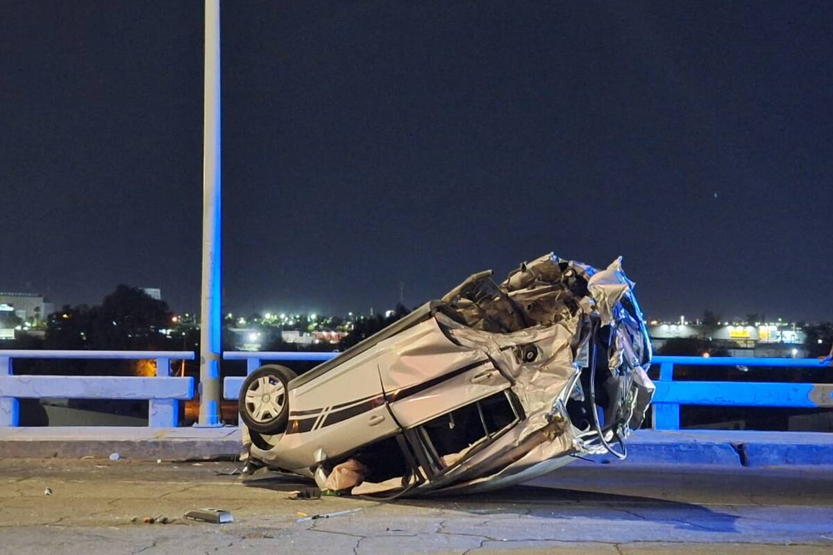 Conductor choca y vuelca su auto tras invadir carril en el puente de calzada Independencia