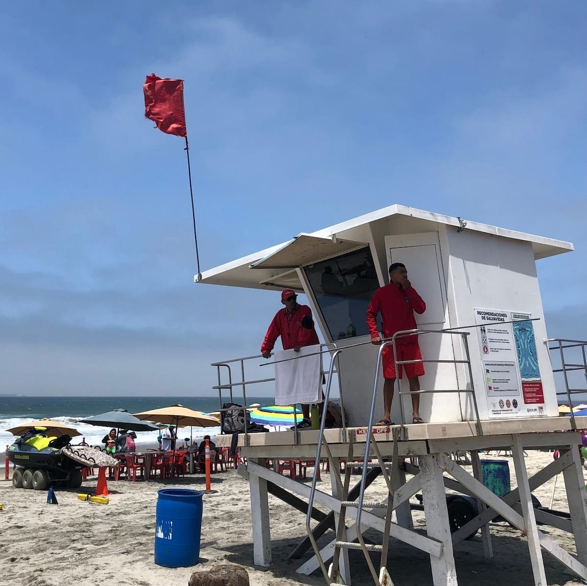 El Cabildo de Rosarito aprobó contratar 25 salvavidas temporales para reforzar la vigilancia en playas durante el verano y fortalecer la atención de emergencias. Foto: Carmen Gutiérrez.