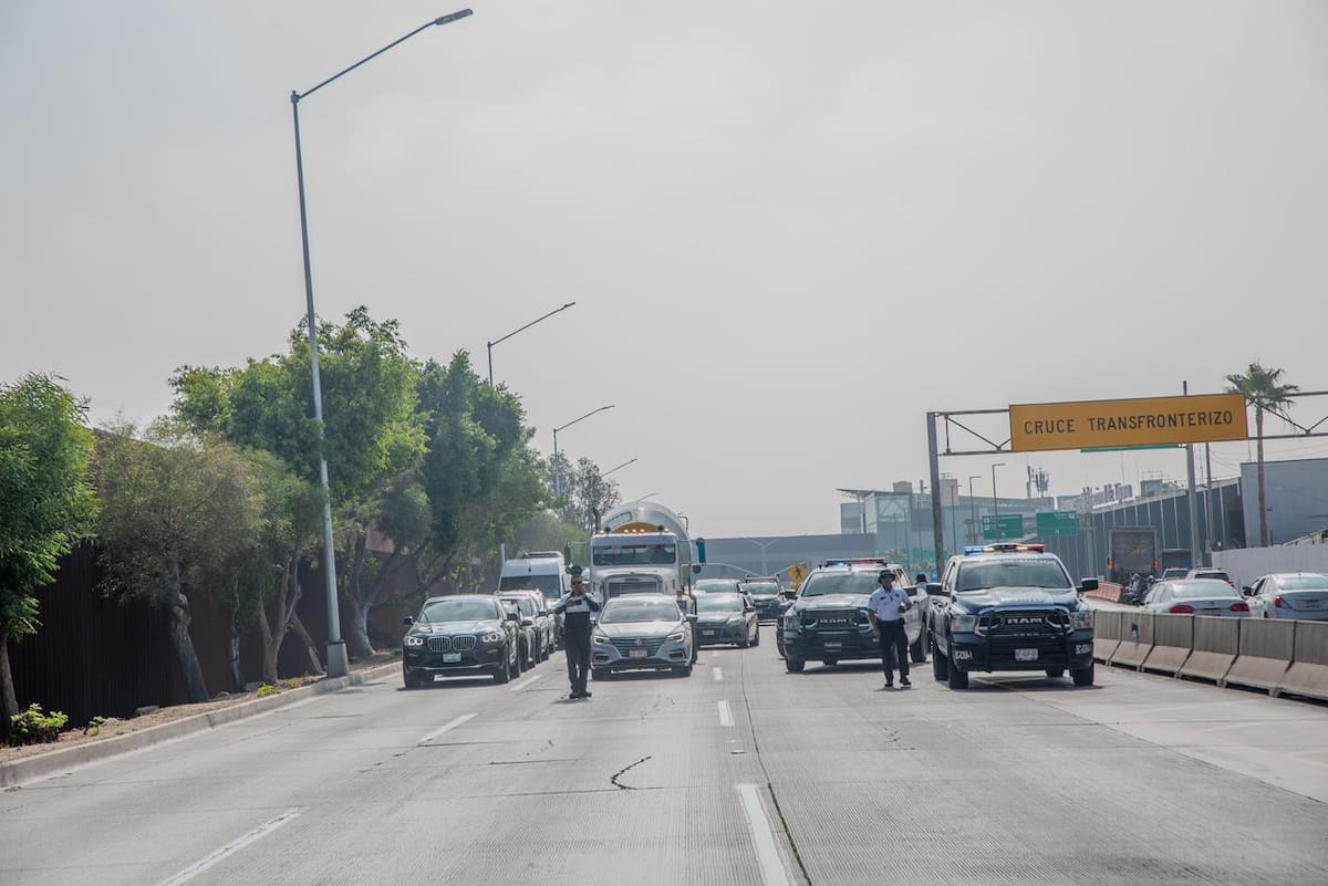 El accidente ocurrió cerca del retorno de acceso a la terminal aérea. Autoridades señalaron de manera preliminar el exceso de velocidad y la falta de distancia como posibles causas. Foto. Border Zoom