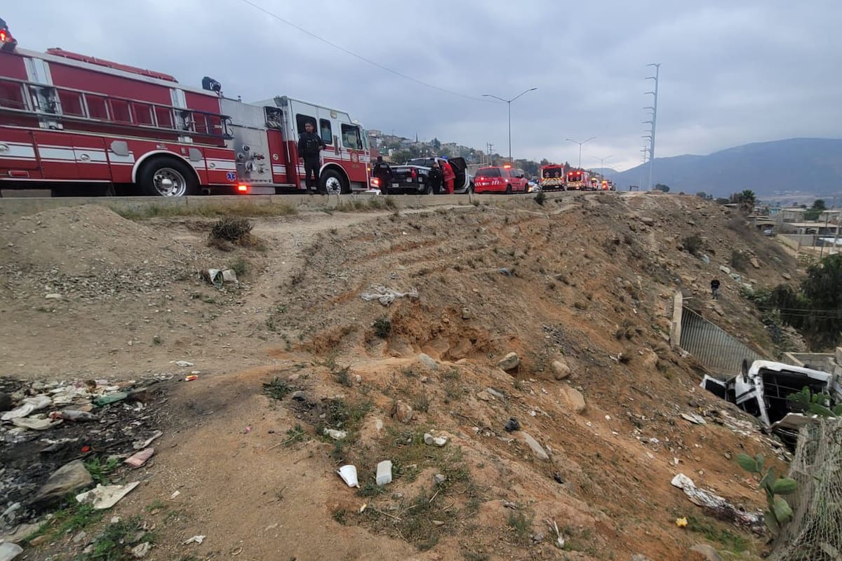 Taxi de ruta acaba en barranco tras accidente vial, hay cuatro lesionados