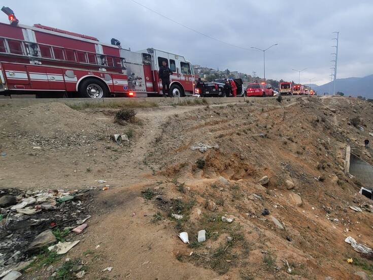 Taxi de ruta acaba en barranco tras accidente vial, hay cuatro lesionados