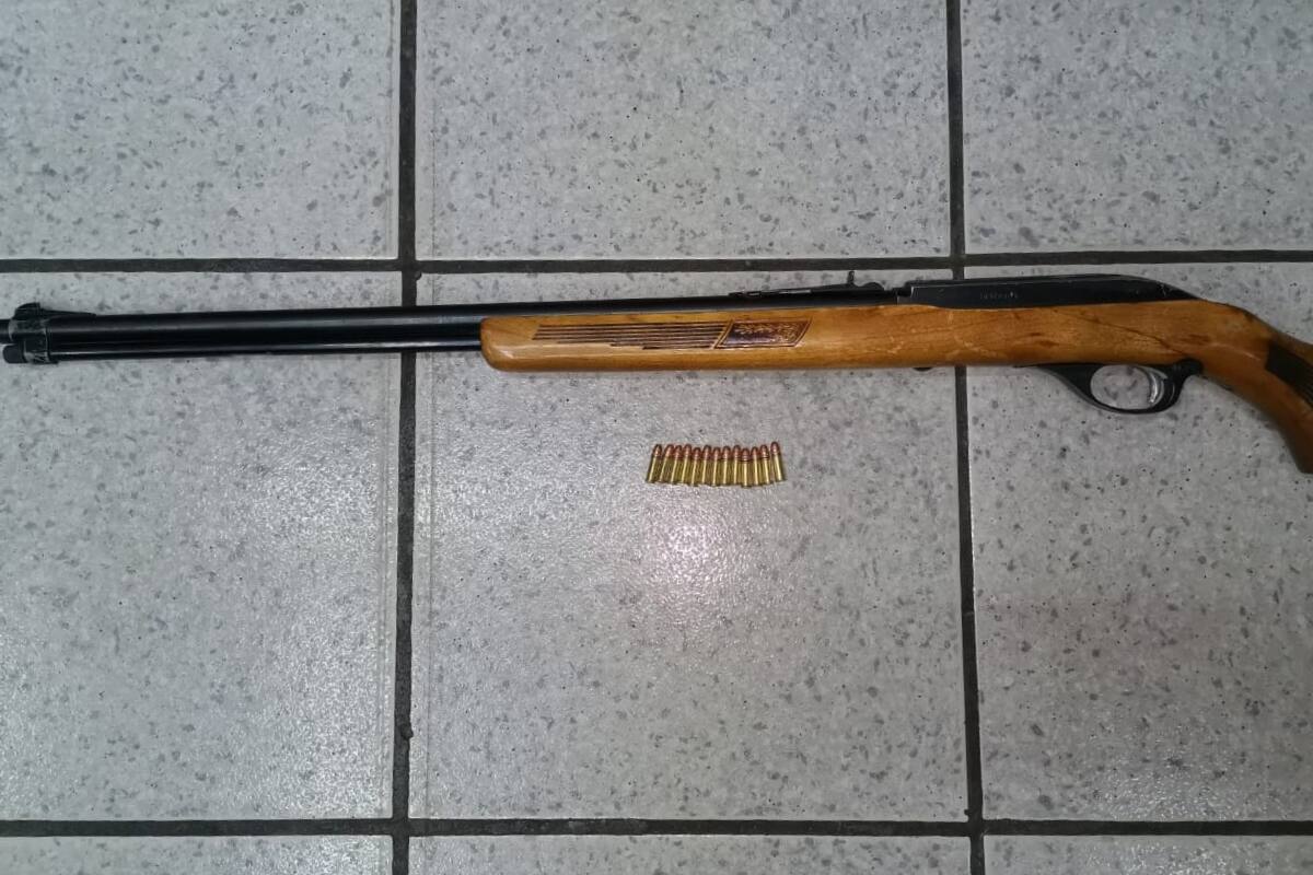 Casi lo atropellan, luego lo amenazan con arma