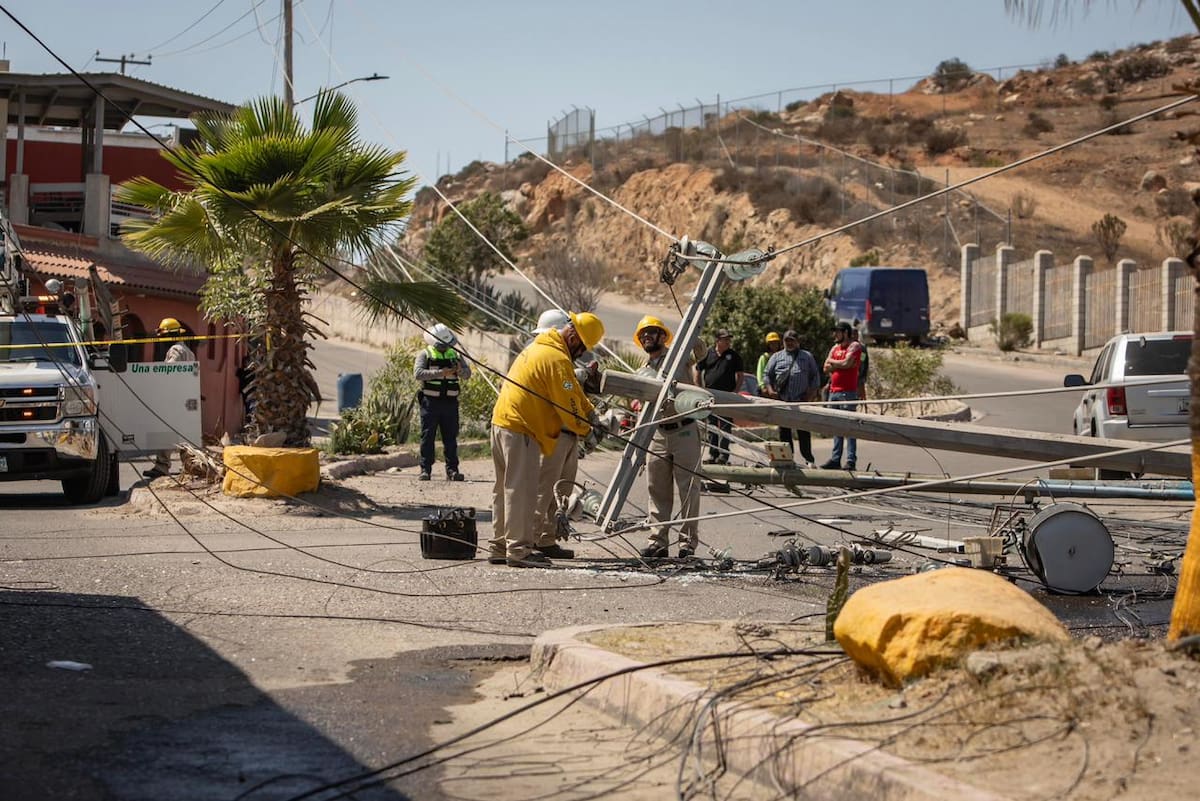 Un tráiler derribó postes de electricidad e internet en la colonia El Refugio tras enganchar cables a baja altura, dejando sin luz a viviendas, comercios y a la Universidad Tecnológica de Tijuana, que suspendió clases presenciales. Foto: Border Zoom