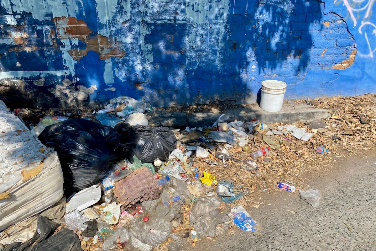 Denuncian vecinos basurero clandestino en zona escolar
