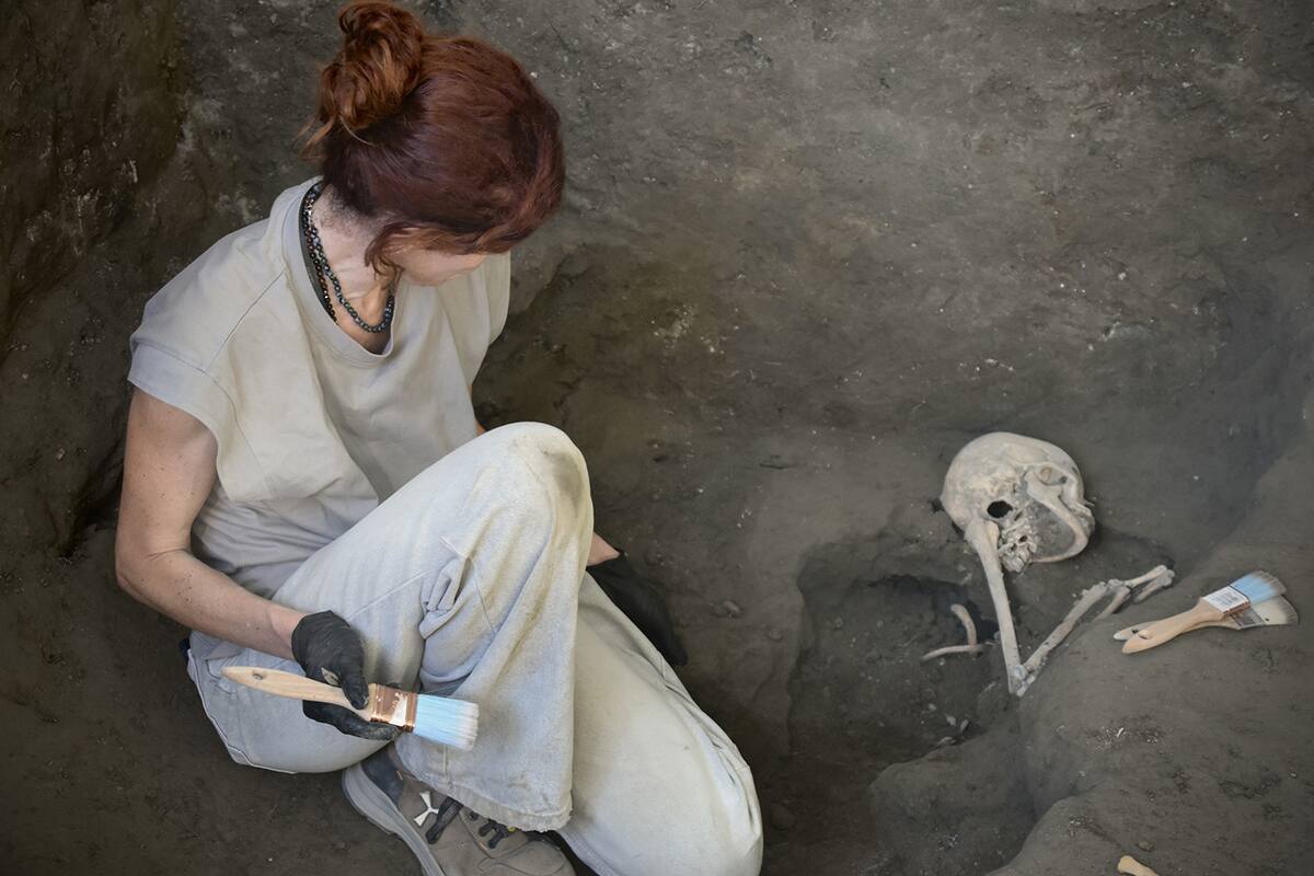 ROMA, 12/08/2024.-Las excavaciones que se realizan en el área arqueológica de Pompeya (sur de Italia), la ciudad destruida por la erupción del Vesubio en el 79 d.C, arrojaron nuevos hallazgos: dos víctimas de la erupción, un hombre y una mujer, que conservaba cerca de ella varias monedas de oro, plata y bronce, y algunas joyas, incluidos aretes de oro y perlas. EFE / Área arqueológica de Pompeya SOLO USO EDITORIAL/SOLO DISPONIBLE PARA ILUSTRAR LA NOTICIA QUE ACOMPAÑA (CRÉDITO OBLIGATORIO)