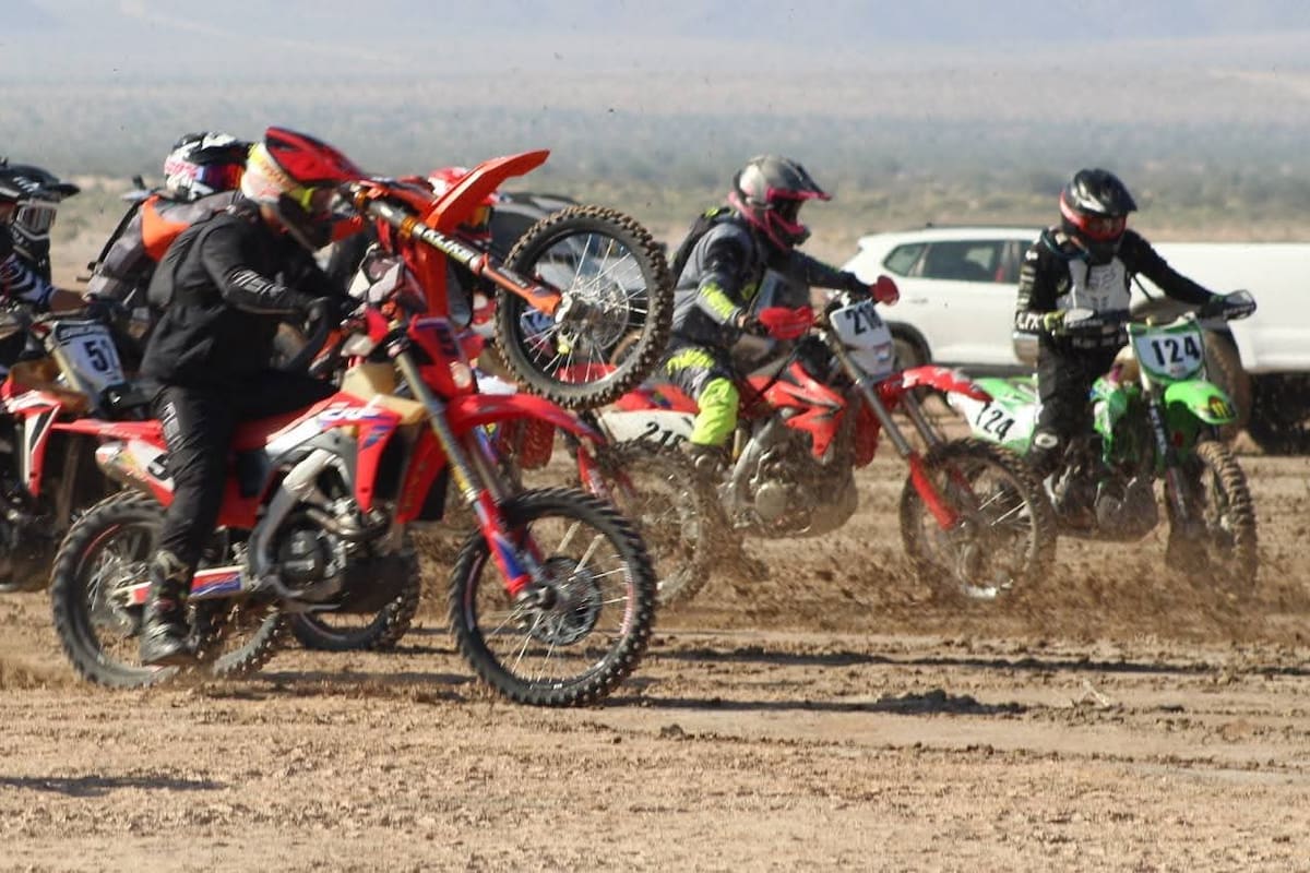 Más de 60 pilotos participaron en la Night Race de Laguna Salada