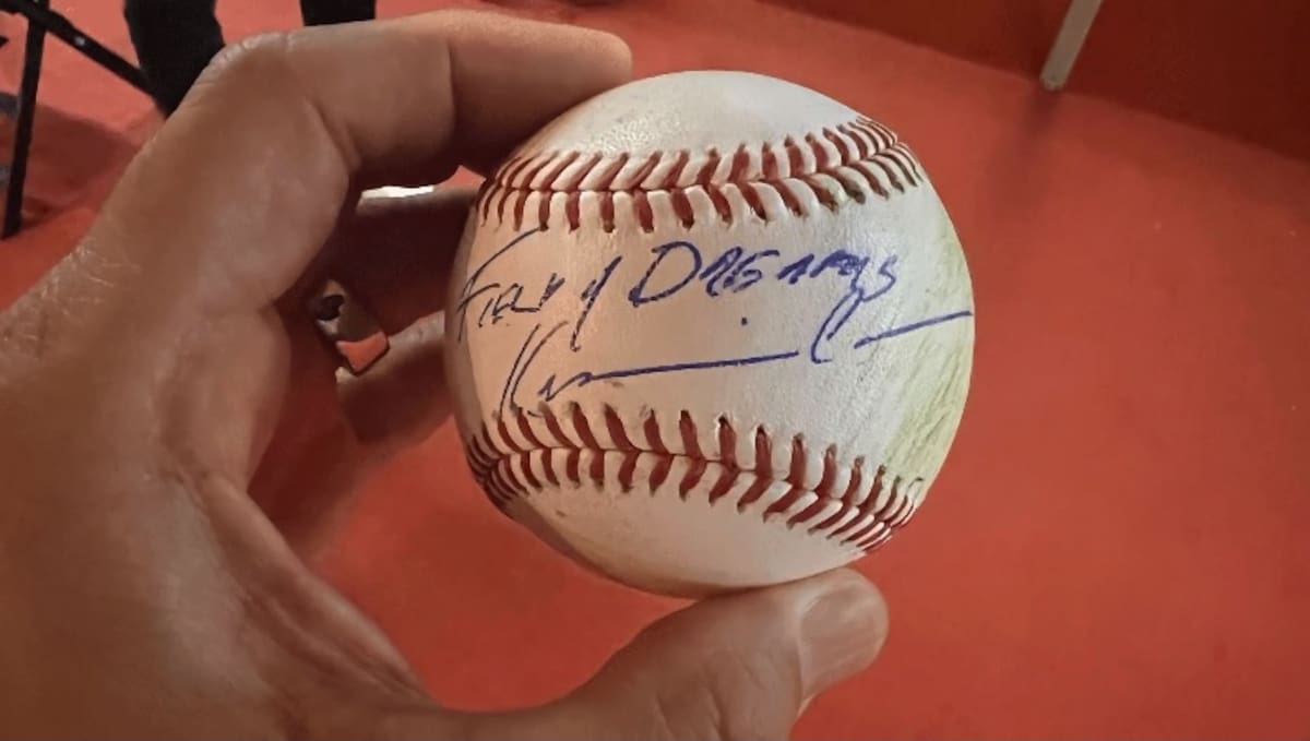 Kevin Costner autografió una pelota a Zack Gallen.