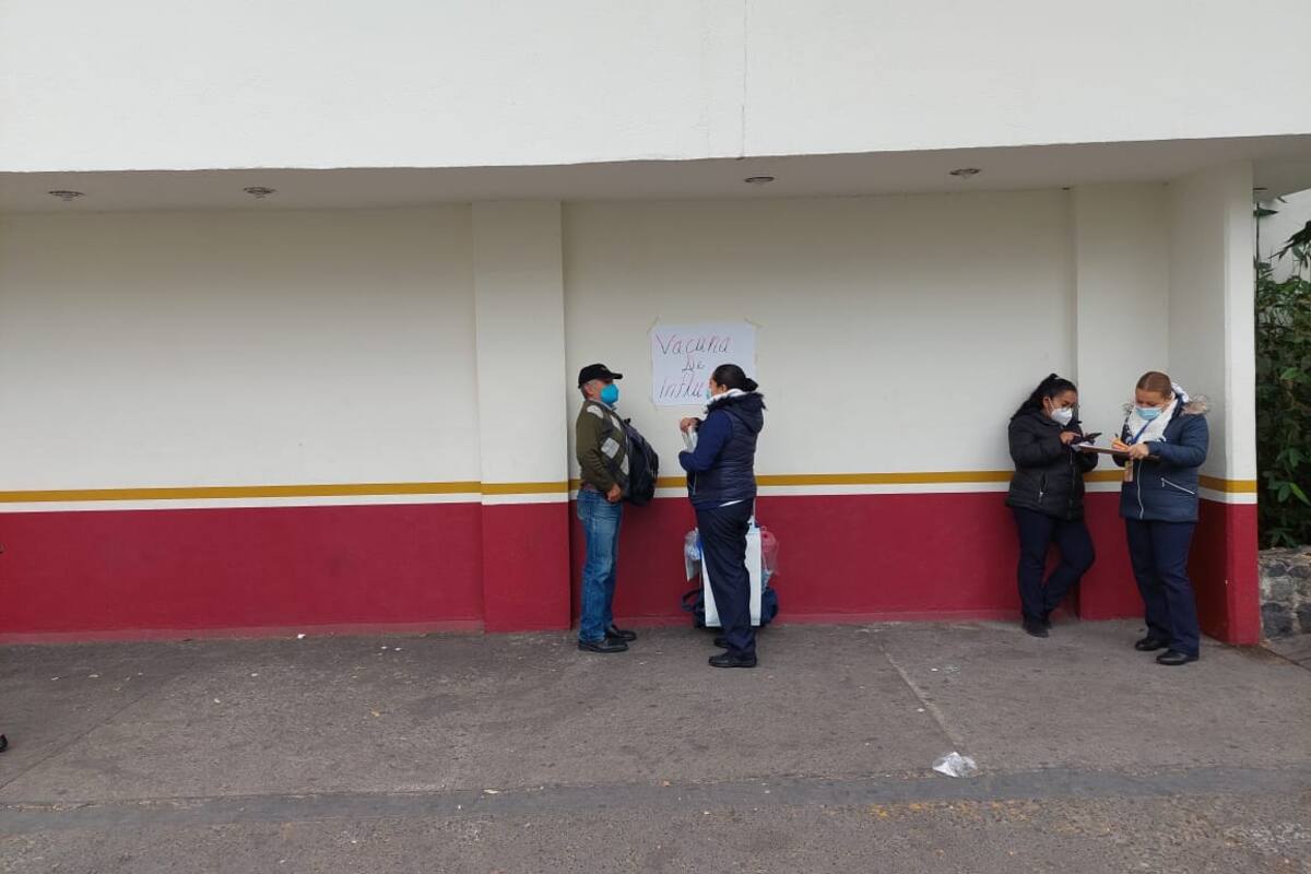 Habitantes de la CDMX se vacunan contra la influenza