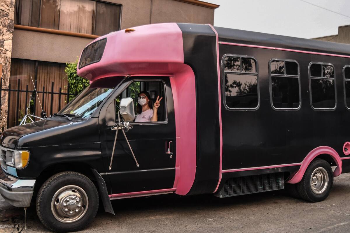 La pandemia del Covid-19 ha llevado a muchas personas a buscar nuevas maneras de llevar el sustento a sus hogares; entre ellas se encuentra María Olivia Resendez, quien emprendió la aventura al iniciar su estética móvil.