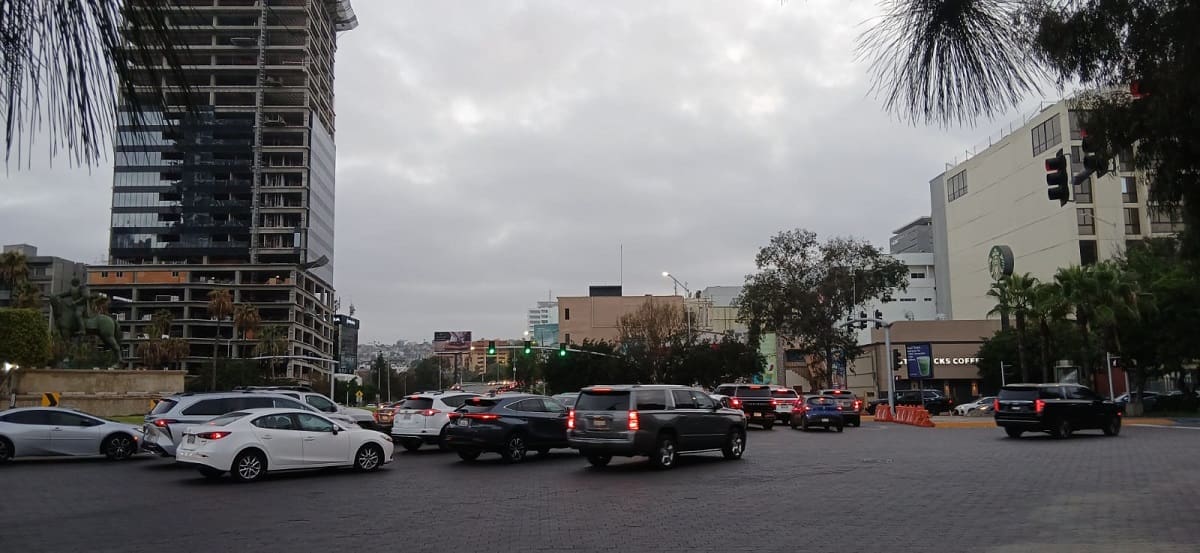 Largas filas hacia la garita de San Ysidro provocaron congestionamiento en Zona Río este lunes. Foto: Sergio Ortiz