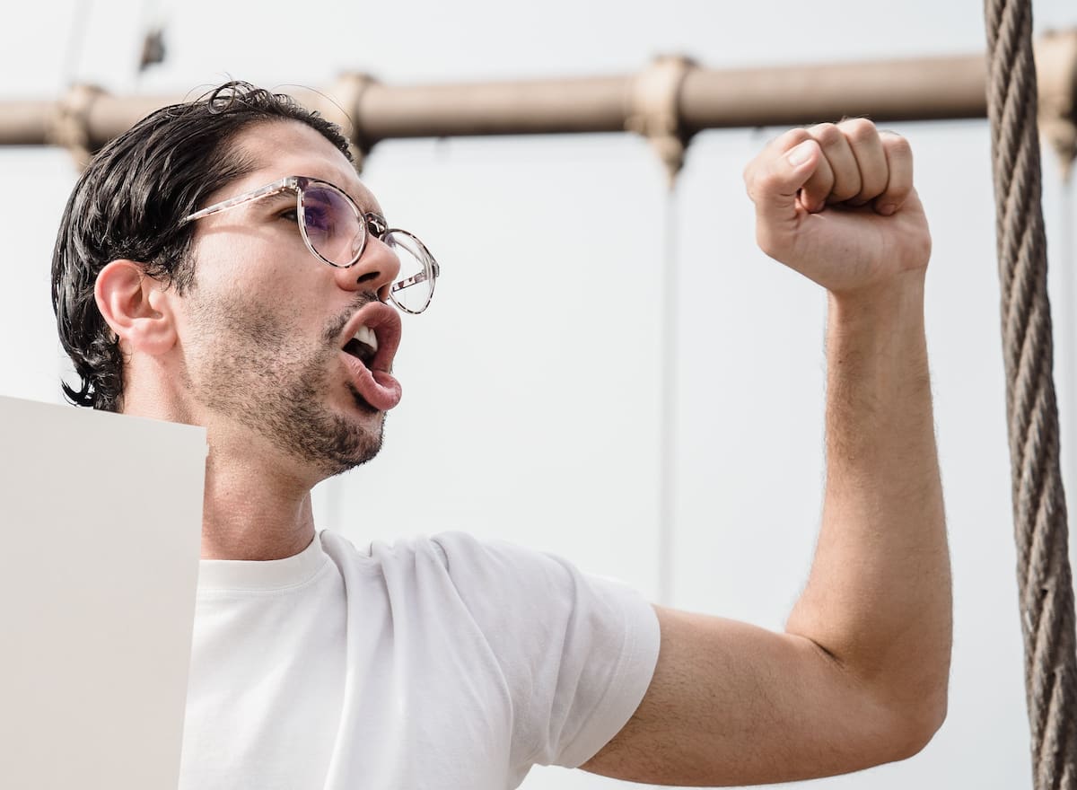 El volumen de la voz está relacionado con experimentar emociones fuertes que no siempre son negativas, de acuerdo con la psicología. Foto: Composición