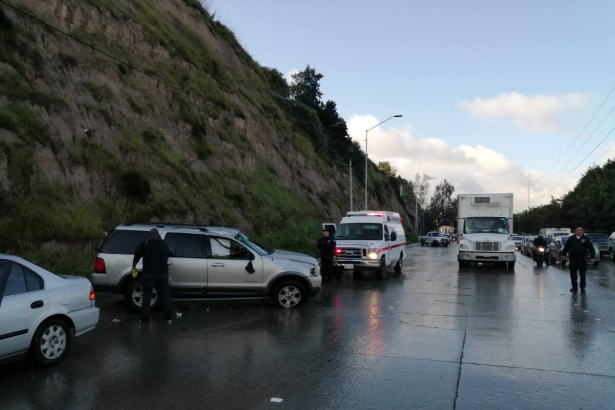 Vuelca conductor sobre el bulevar Rosas Magallón