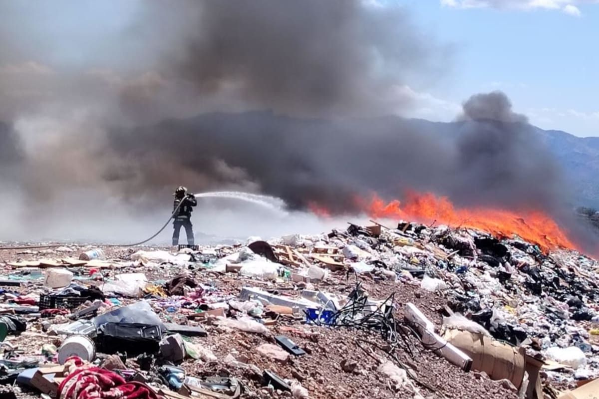 Incendio en relleno sanitario de Nogales provoca intensa movilización