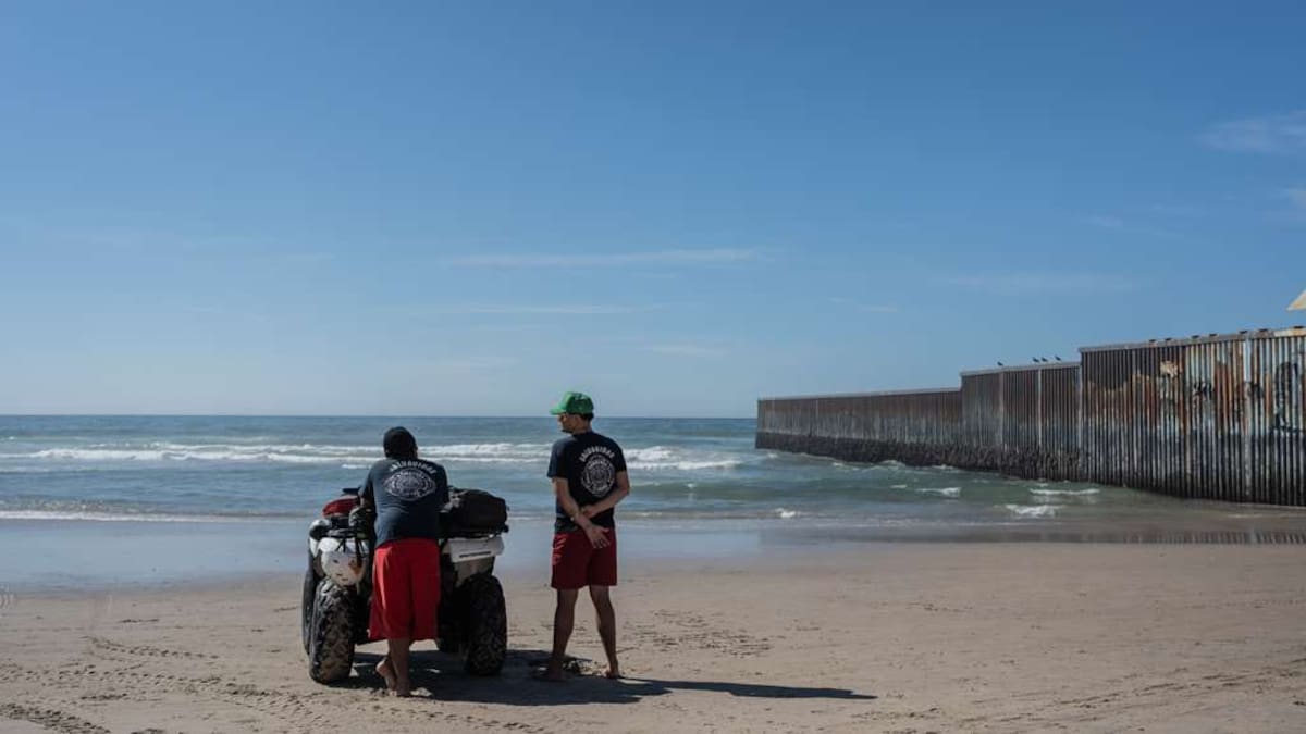 Rescatan a dos adultos y cuatro menores arrastrados por la corriente en Playas de Tijuana