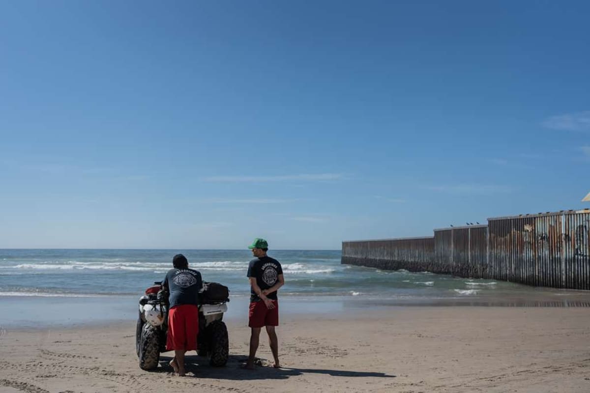 Rescatan a dos adultos y cuatro menores arrastrados por la corriente en Playas de Tijuana