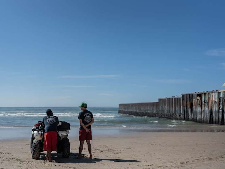 Rescatan a dos adultos y cuatro menores arrastrados por la corriente en Playas de Tijuana