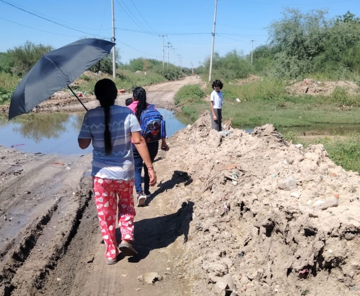La calle Antonio Quiroga, en el ejido El Buey, se encuentra en malas condiciones ya que en ella se juntan aguas negras y de las lluvias, lo que dificulta el paso a los menores que estudian en la Escuela Primaria “El Niño Campesino”, así como a los automovilistas.