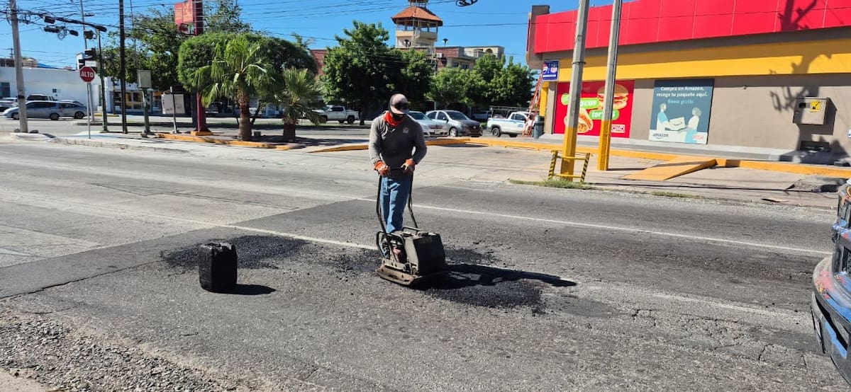 Las autoridades municipales exhortan a los automovilistas a respetar los señalamientos preventivos en las zonas donde trabajan las cuadrillas.