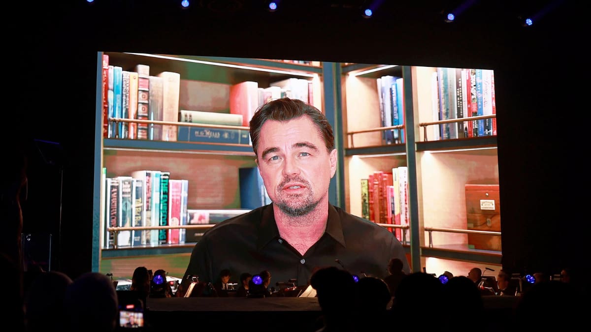 Leonardo DiCaprio pierde premiación por bombardeo de Estados Unidos en Venezuela y hace videollamada para recibir galardón