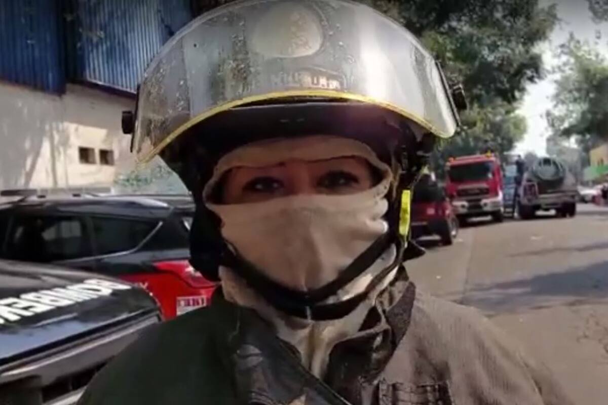 Mujeres bombero con más maña y práctica que fuerza combatieron incendio en Azcapotzalco