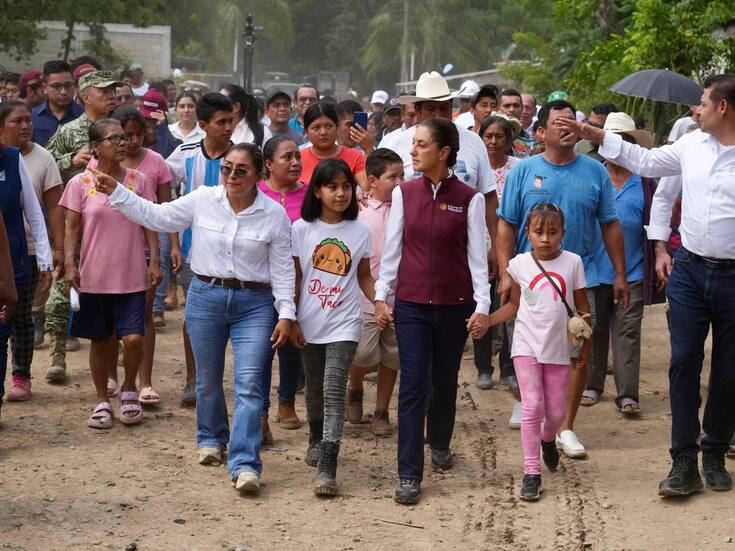 Vamos a arreglar las escuelas y las clínicas’: Sheinbaum promete reconstrucción total durante su visita a comunidades afectadas en Puebla