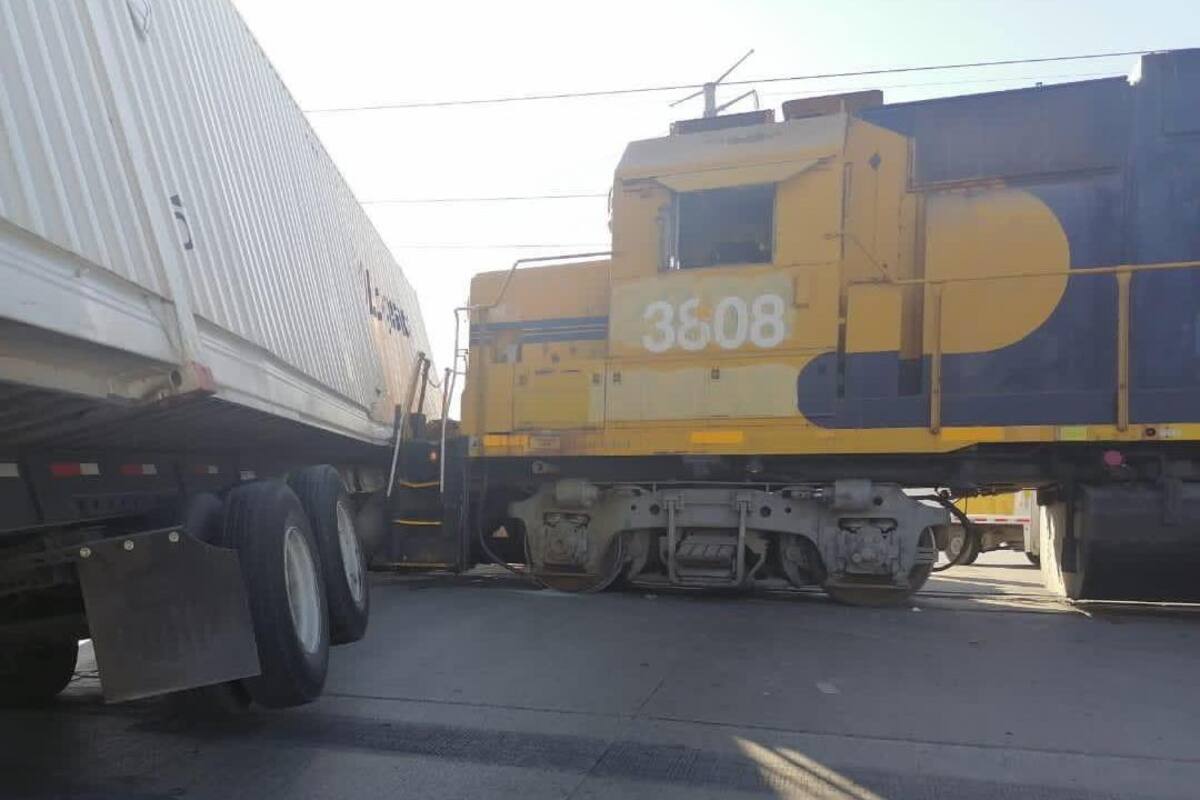 Trata tráiler de ganarle paso al tren y terminan chocando