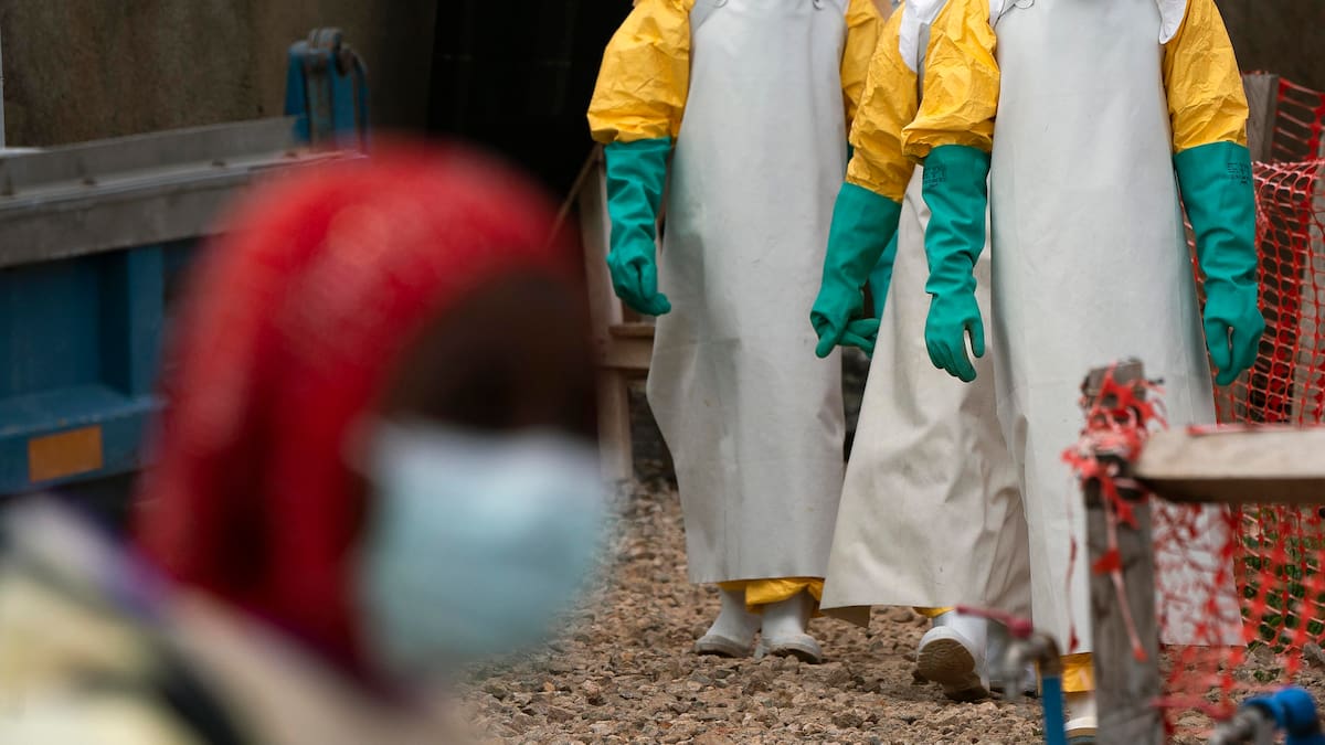 Médico sobreviviente de ébola quien estuvo hospitalizado por 19 días, advierte sobre riesgos para trabajadores sanitarios ante nuevo brote en Congo