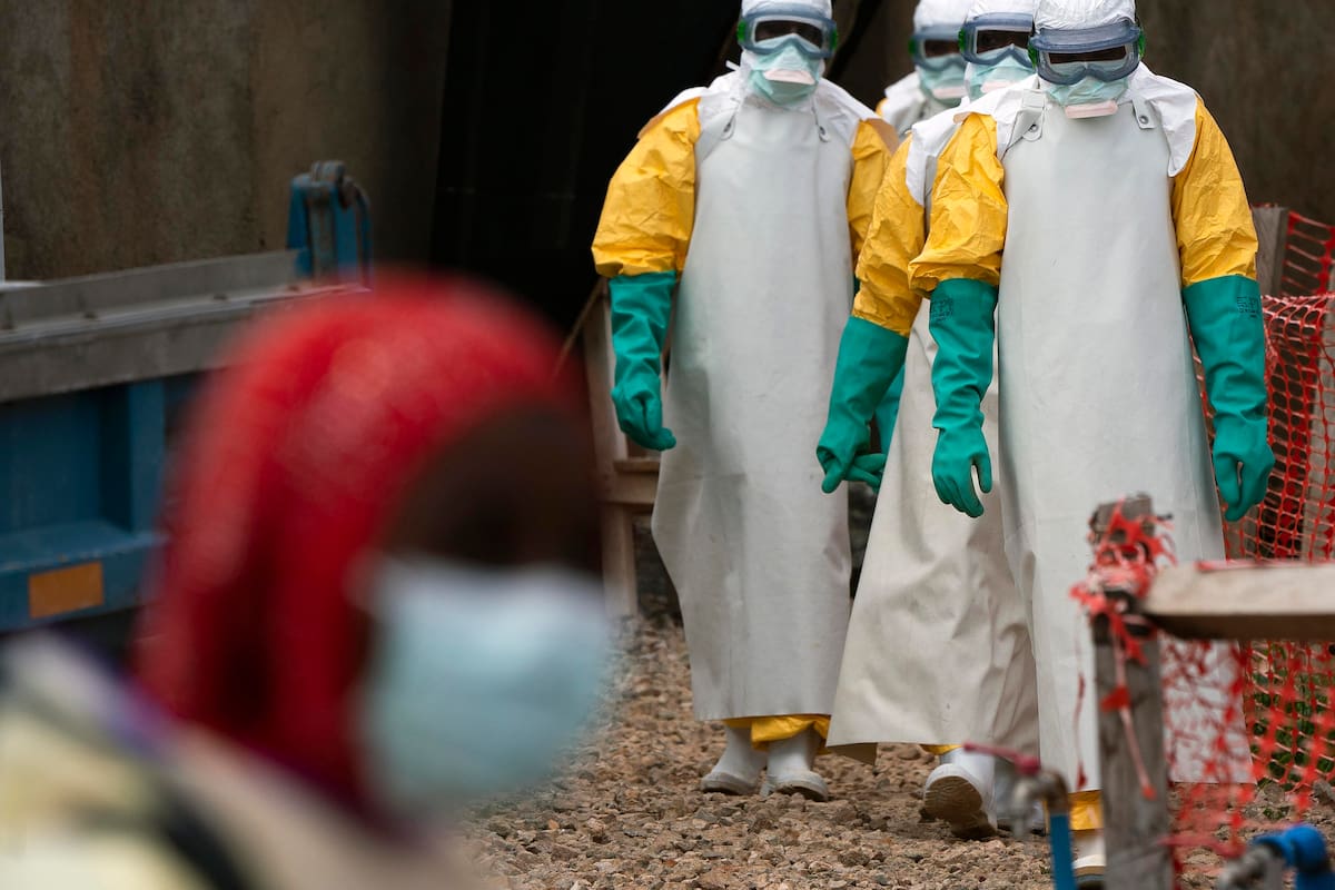 Médico sobreviviente de ébola quien estuvo hospitalizado por 19 días, advierte sobre riesgos para trabajadores sanitarios ante nuevo brote en Congo