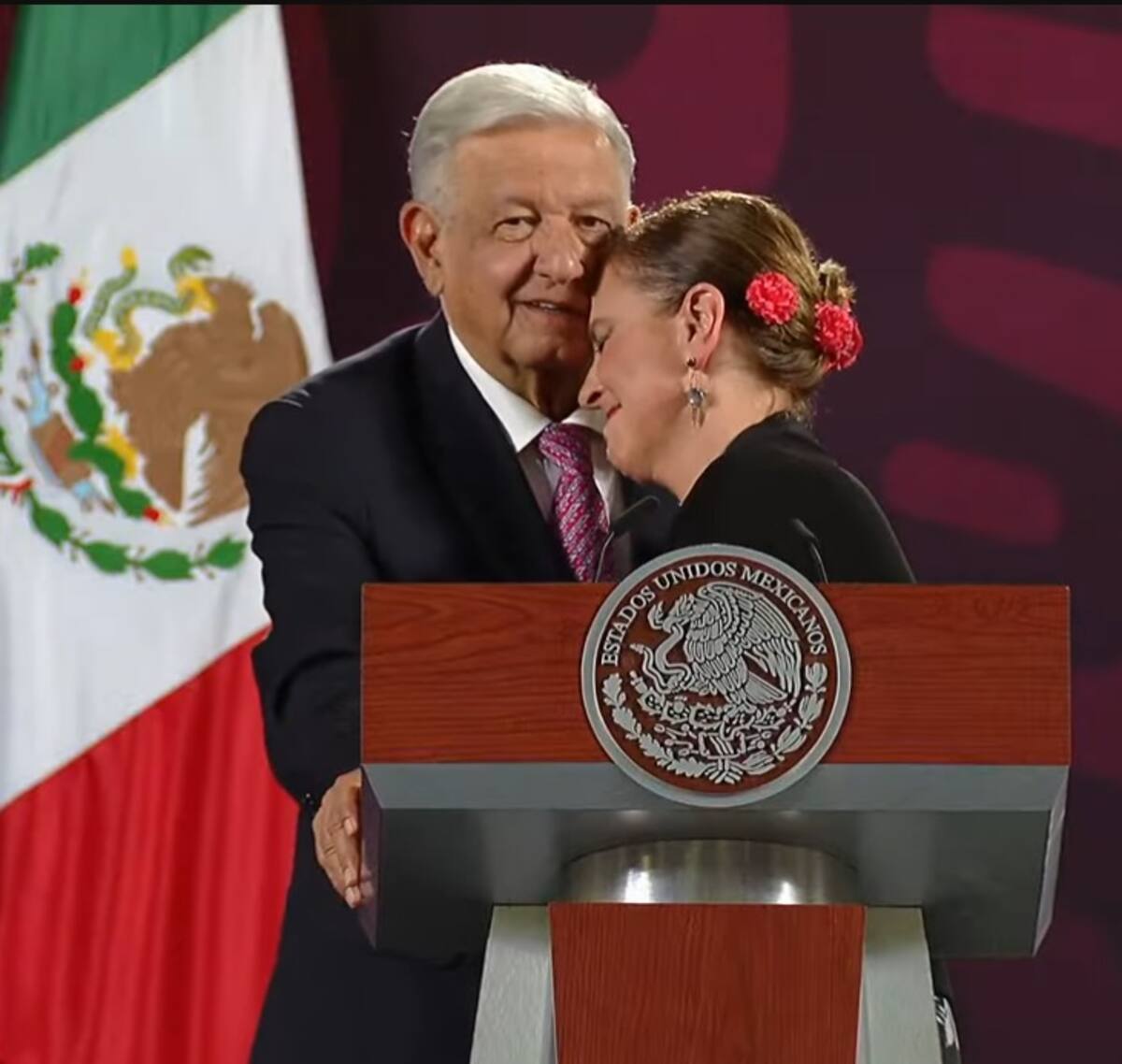 AMLO y su esposa Beatriz Gutiérrez durante la conferencia matutina de este 11 de septiembre. | Captura de pantalla