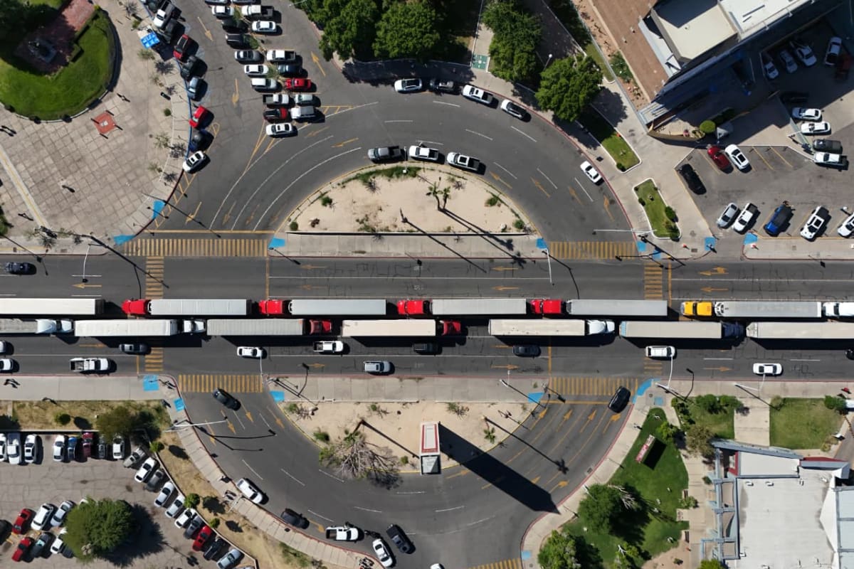 Transportistas mantienen bloqueo en el Centro Cívico de Mexicali; esperan acuerdos con el Gobierno federal
