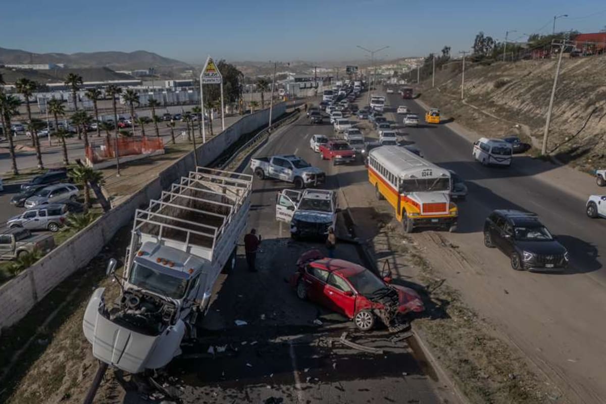 Accidente múltiple colapsa la carretera libre Tijuana–Tecate