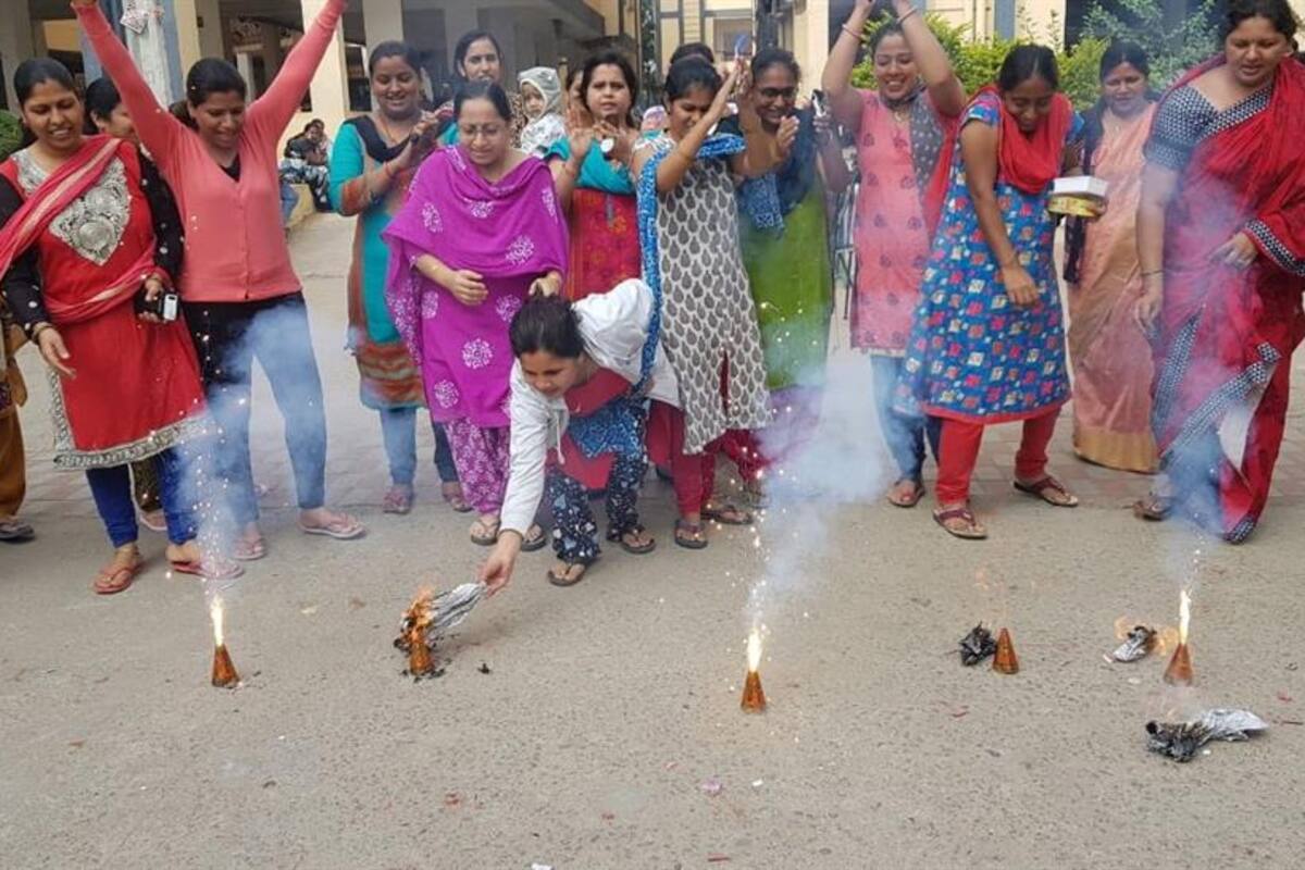Celebran muerte de cuatro violadores en la India