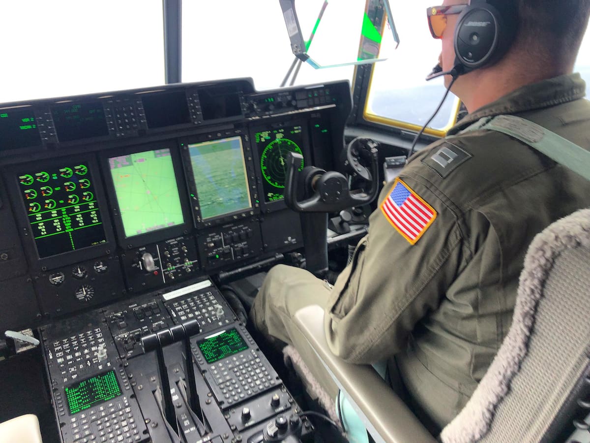 Boston (United States), 21/06/2023.- A handout photo made available by the US Coast Guard showing Coast Guard Air Station Elizabeth City, North Carolina crewmembers aboard an HC-130 Hercules airplane aid in the search for the 21-foot submersible, Titan, approximately 900 miles East of Cape Cod in Boston, Massachusetts, USA, 21 June 2023 (issued 22 June 2023). The United States Coast Guard, along with Canadian authorities, is searching the ocean depths for a submersible with Ocean Gate Expeditions, carrying tourists visiting the Titanic wreckage, 900 miles (1500 km) off the coast of Cape Cod, that lost contact on 18 June 2023. (Estados Unidos) EFE/EPA