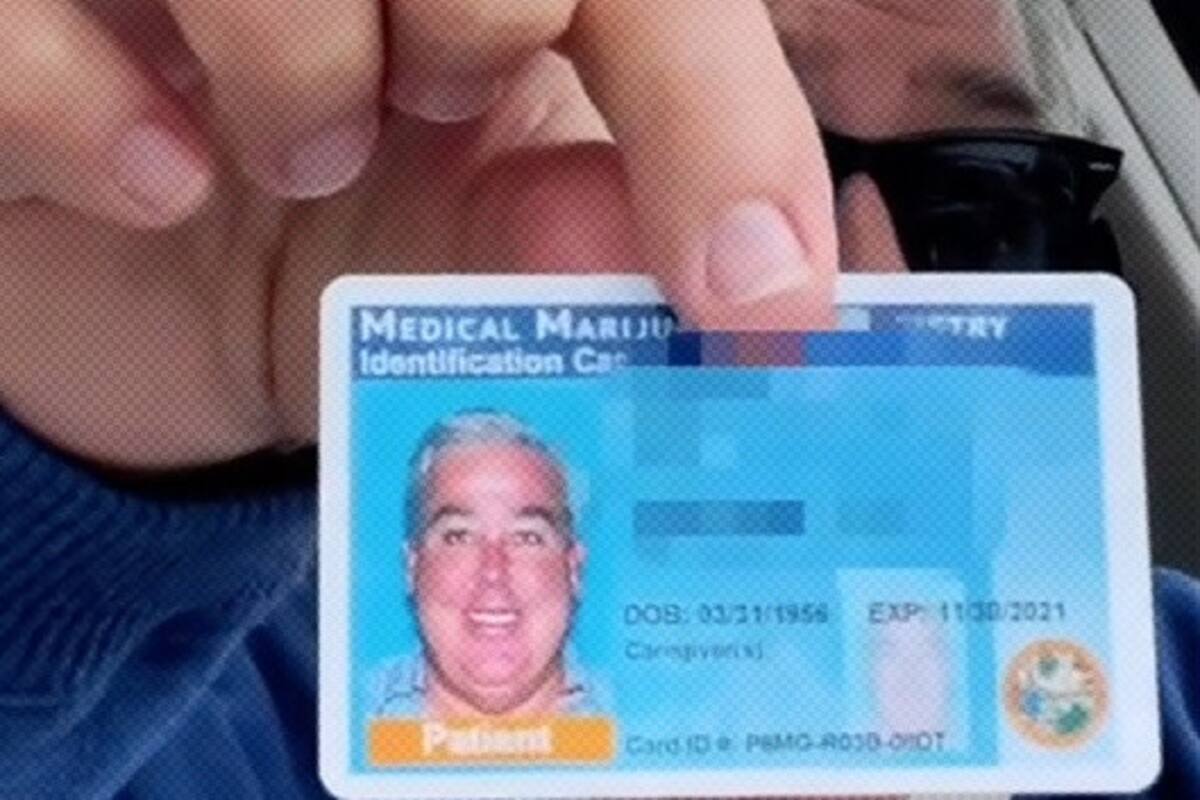 Muestra su tarjeta de marihuana medicinal en vez de la licencia de conducir