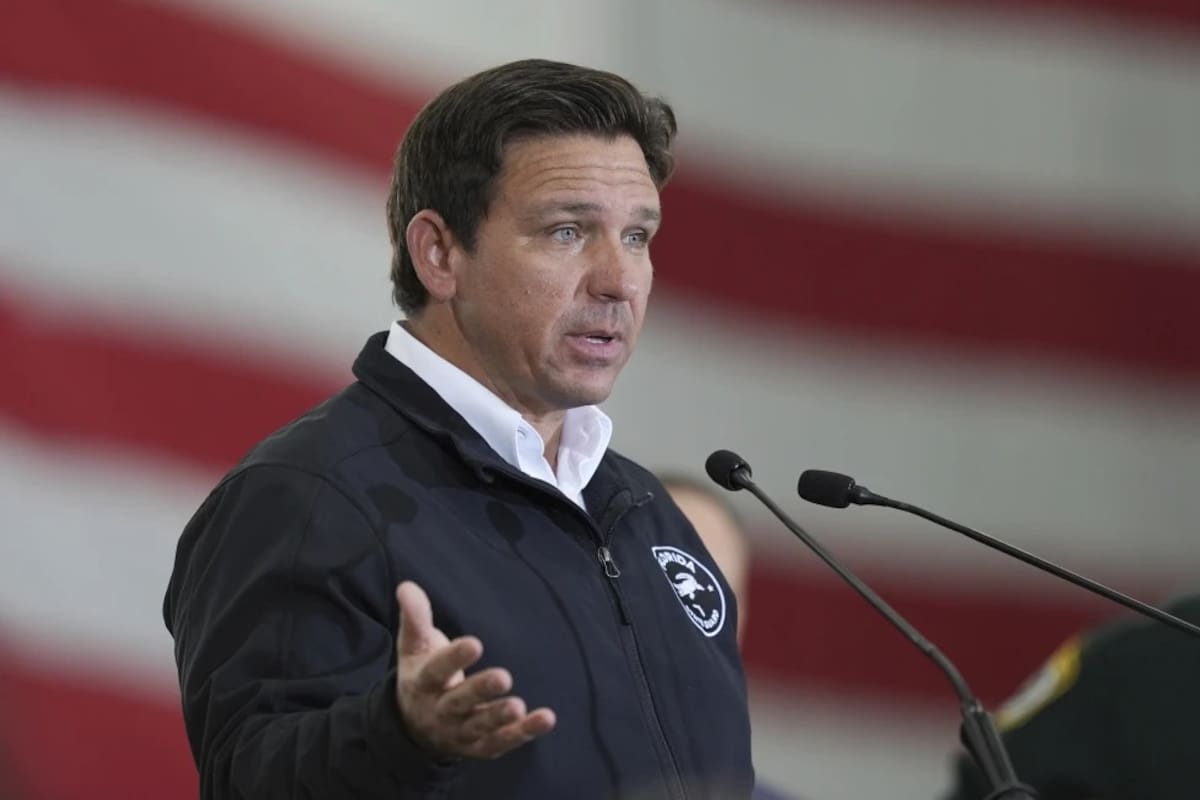 El gobernador de Florida, Ron DeSantis, habla durante una conferencia de prensa sobre la aplicación de leyes migratorias, en la Base Aérea de Homestead, el 26 de febrero de 2025, en Homestead, Florida. | Crédito: AP/Rebecca Blackwell, archivo
