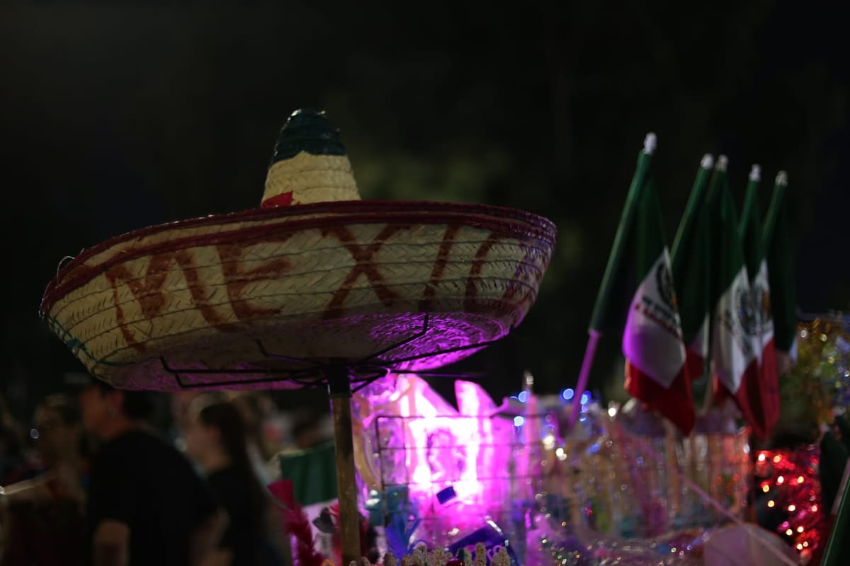 Sombreros, banderas y más artículos mexicanos se venden durante el Grito de Independencia en México. | Foto: Saúl Martínez