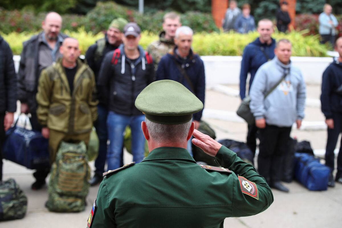 Un militar ruso se dirige a los reservistas en un punto de reunión en el curso de una movilización parcial de tropas, destinada a apoyar la campaña militar del país en Ucrania, en la ciudad de Volzhsky en la región de Volgogrado, Rusia, el 28 de septiembre de 2022. REUTERS/Stringer